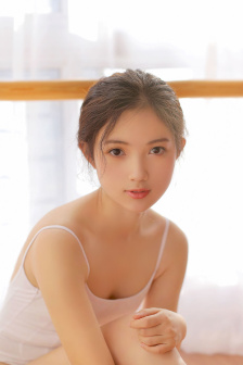 大手伸进衣服下摆小说